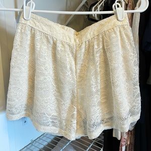 Hollister/ White lace shorts/ S